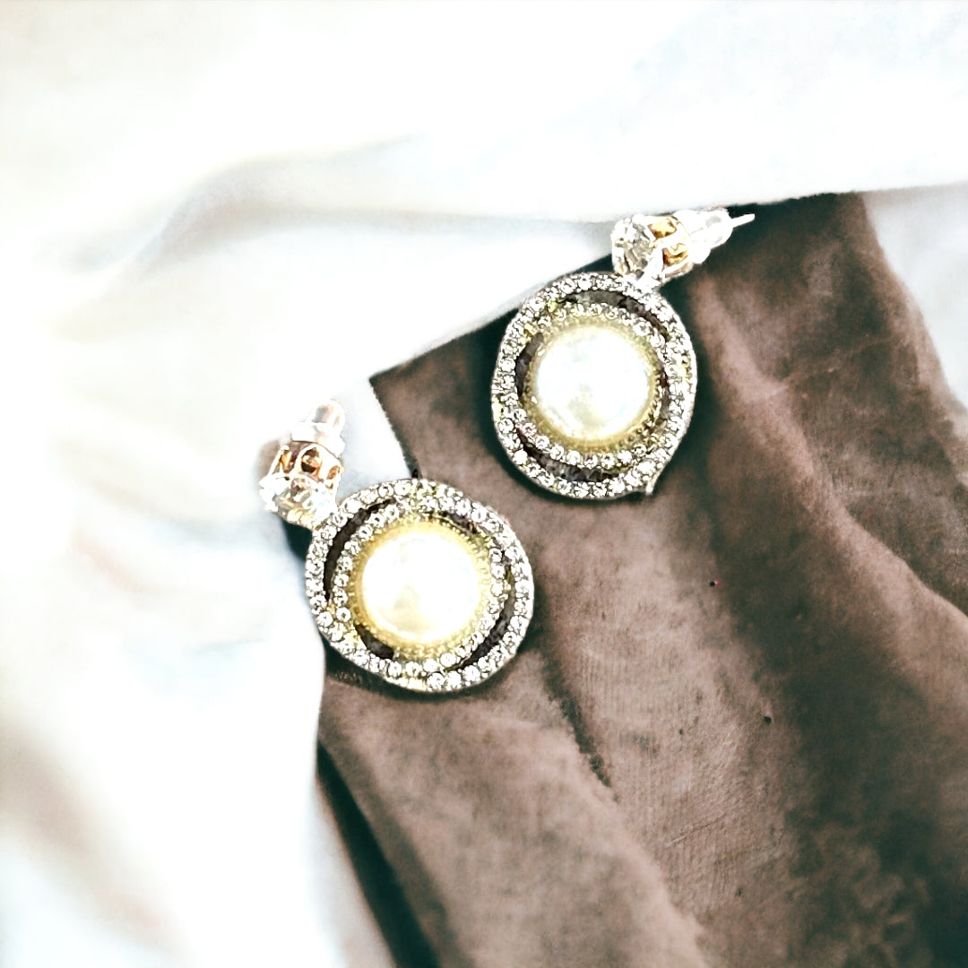 Akimbo n Bob Accessary Glam Diamond Garb Earrings Jewelry-6